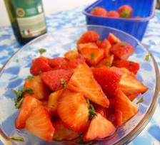Die Erdbeeren werden eine halbe Stunde  im Balsamicosud mariniert.
